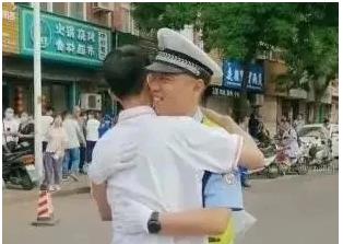 這一抱好暖！兒子場(chǎng)內(nèi)高考交警父親場(chǎng)外執(zhí)勤