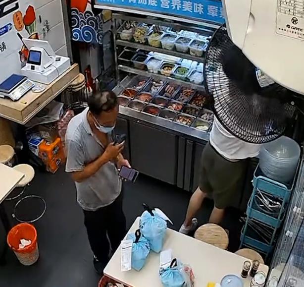 六旬老人手拿放大鏡看單號送外賣，店主：不容易，很心疼